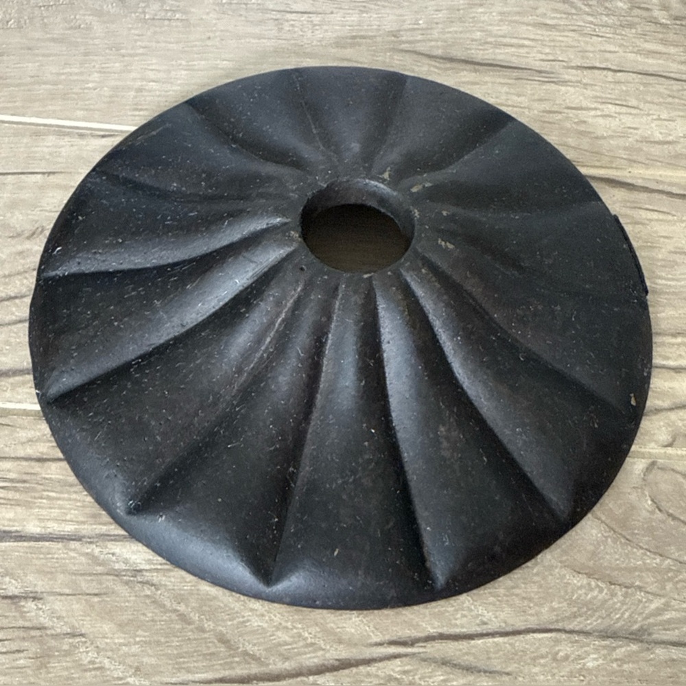 QUOIZEL YUMA Heavy Metal brown bronze ceiling medallion lighting trim 7"